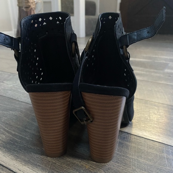 Black Heels - Picture 4 of 8